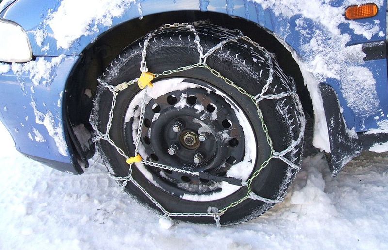 Цепи и браслеты, спреи и шипы: 6 способов улучшить сцепление шин на зимней дороге